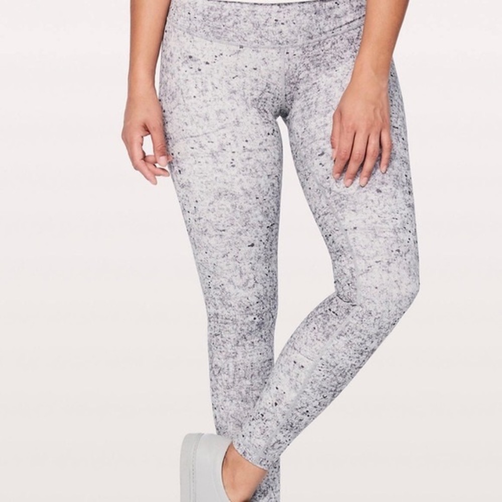 Size 6 Lululemon lavender Glitter Print leggings 7/8 lengths